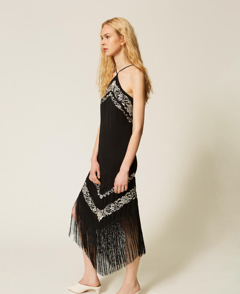 Langes Kleid mit floraler Stickerei Zweifarbig Schwarz / Perlmuttwei&szlig; Frau 261TT2411_06571_02