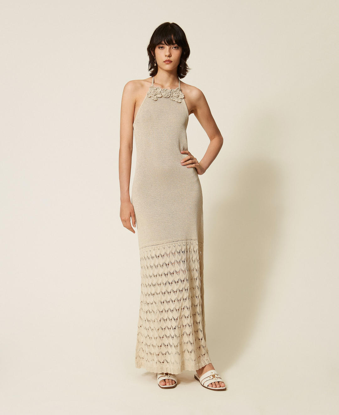 Robe longue en maille avec fleurs au crochet