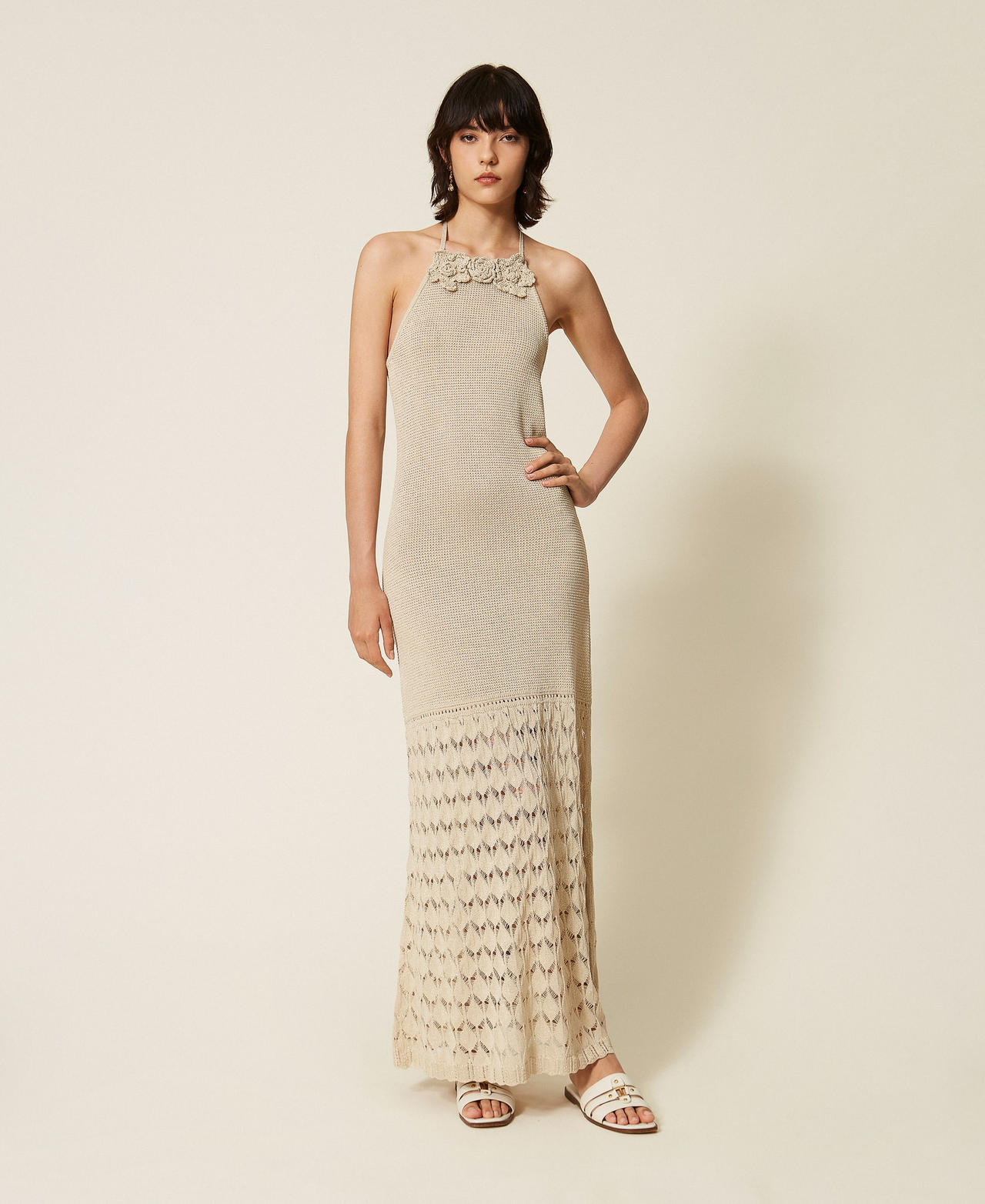 Robe longue en maille avec fleurs au crochet