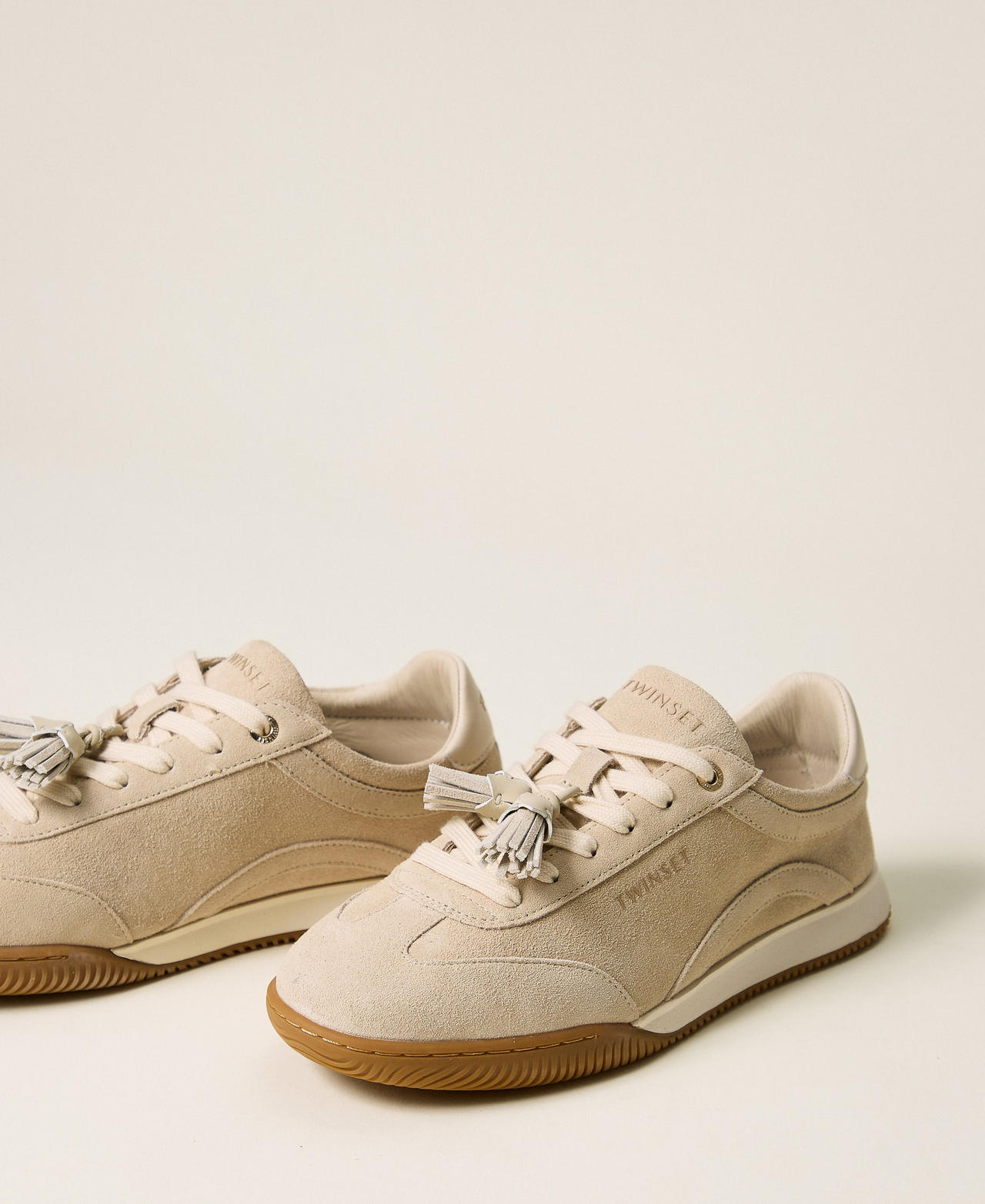 Sneaker aus Veloursleder mit Quasten Wei&szlig; Vanille Frau 262TCP090_00145_02