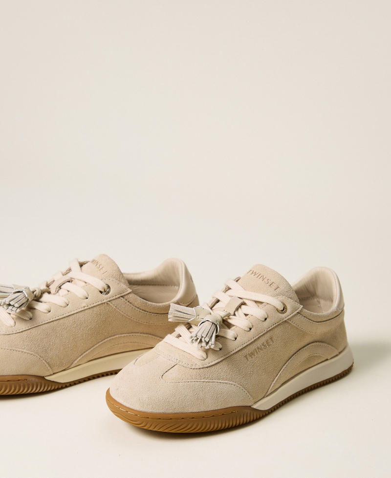 Sneaker aus Veloursleder mit Quasten Wei&szlig; Vanille Frau 262TCP090_00145_02