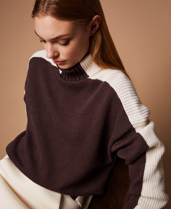 Two-tone wool blend turtle neck jumper