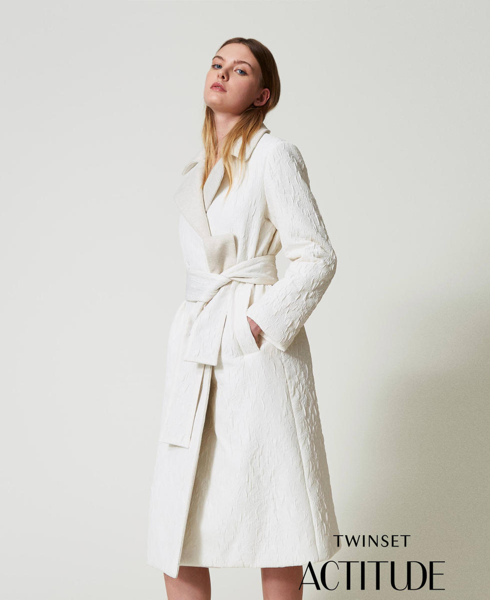 Manteau crois&eacute; gaufr&eacute; Off White Femme 242AT2020_00526_01