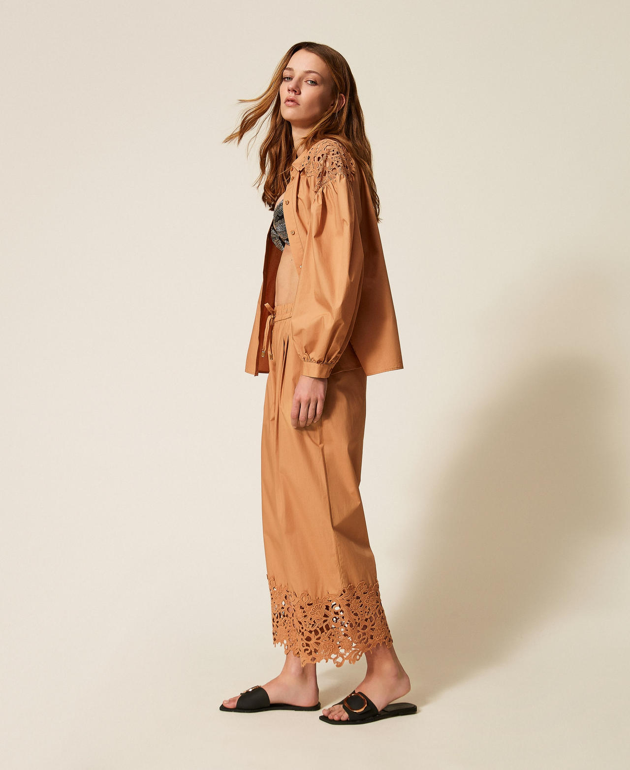 Weite Hose aus Popeline mit Makramee &bdquo;Hazelnut&ldquo;-Braun Frau 261LB2ADD_10282_02