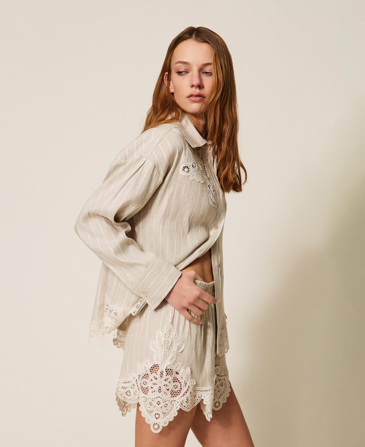 Hemdbluse aus Jacquard-Leinenmischung mit Spitze Streifen Fog/Vanillewei&szlig; Frau 261LM2FAA_13580_02