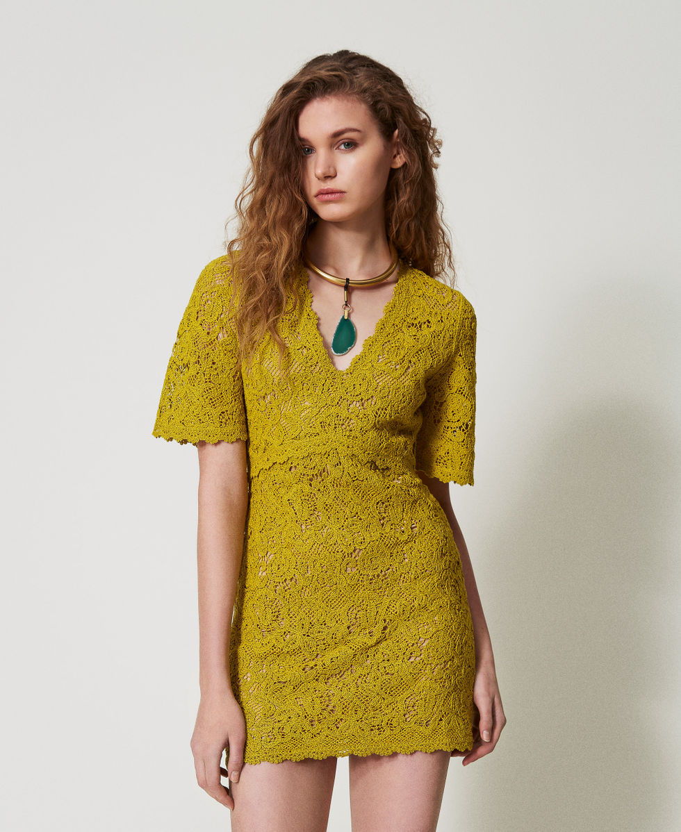 Kurzes Kleid in H&auml;keloptik