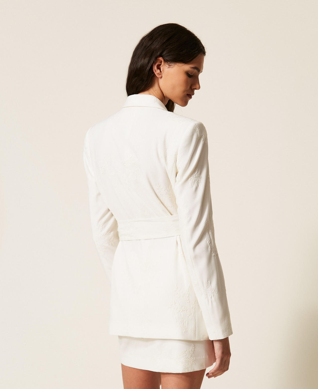Bestickter Blazer mit G&uuml;rtel Lilie Frau 261TE2020_00381_03