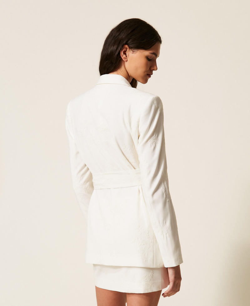 Bestickter Blazer mit G&uuml;rtel Lilie Frau 261TE2020_00381_03