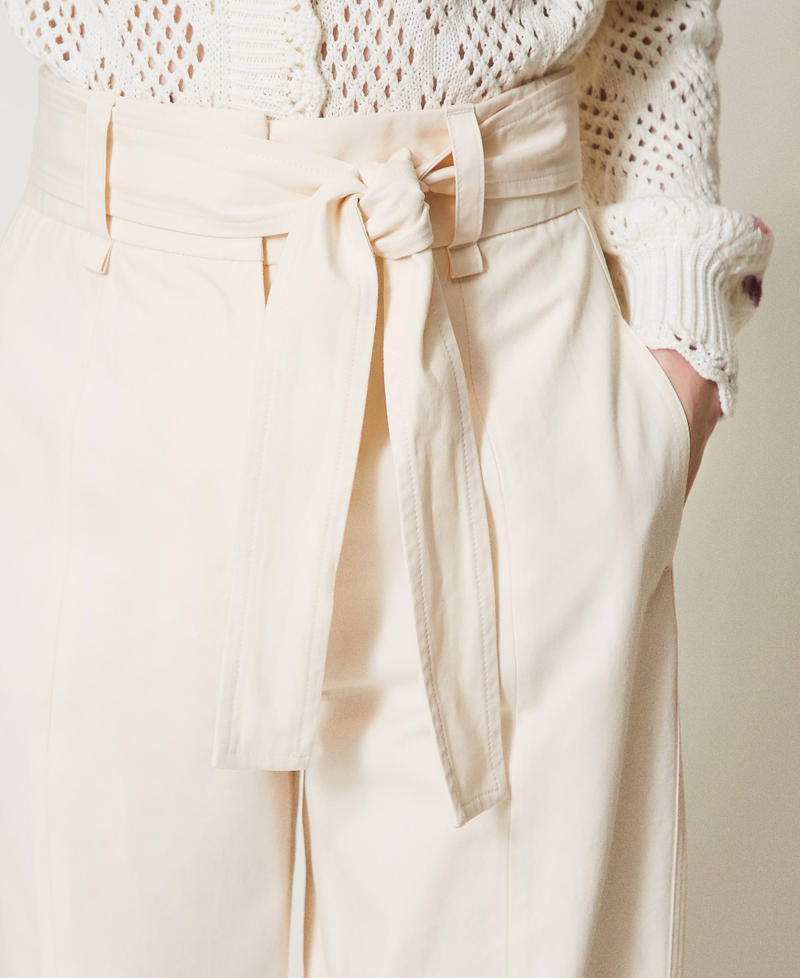 Gabardinehose aus Baumwollmischung mit Gürtel