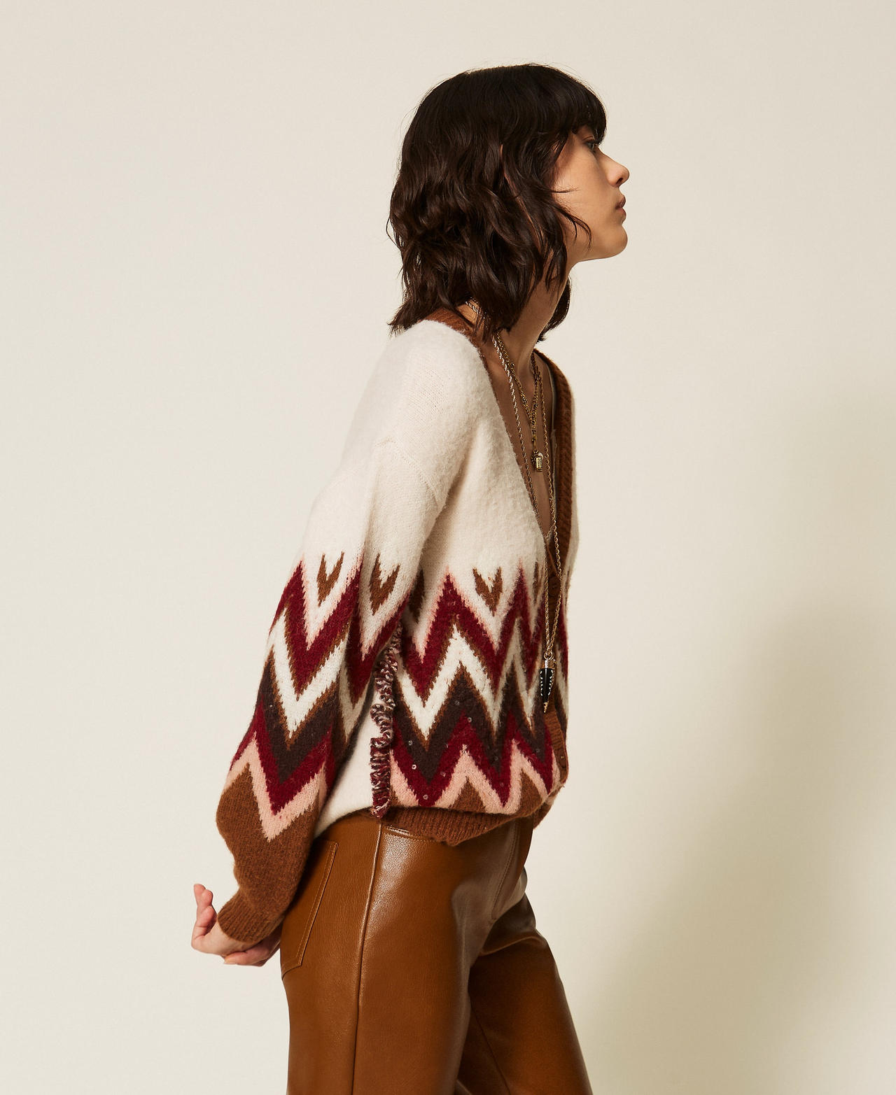 Jacquard-Cardigan mit Pailletten Jacquard Toffee / "Rhabarberrot" Frau 262AT3030_14118_02