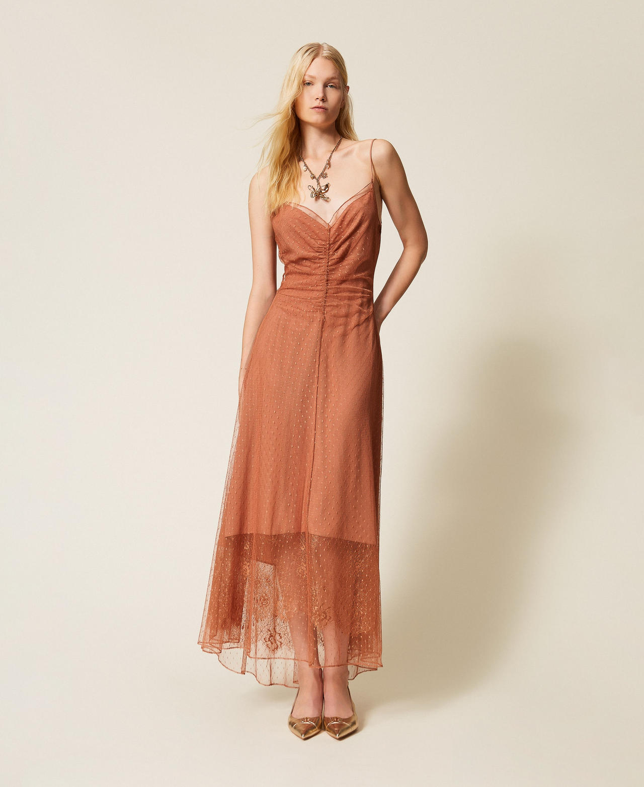 Robe longue en tulle plumetis et dentelle