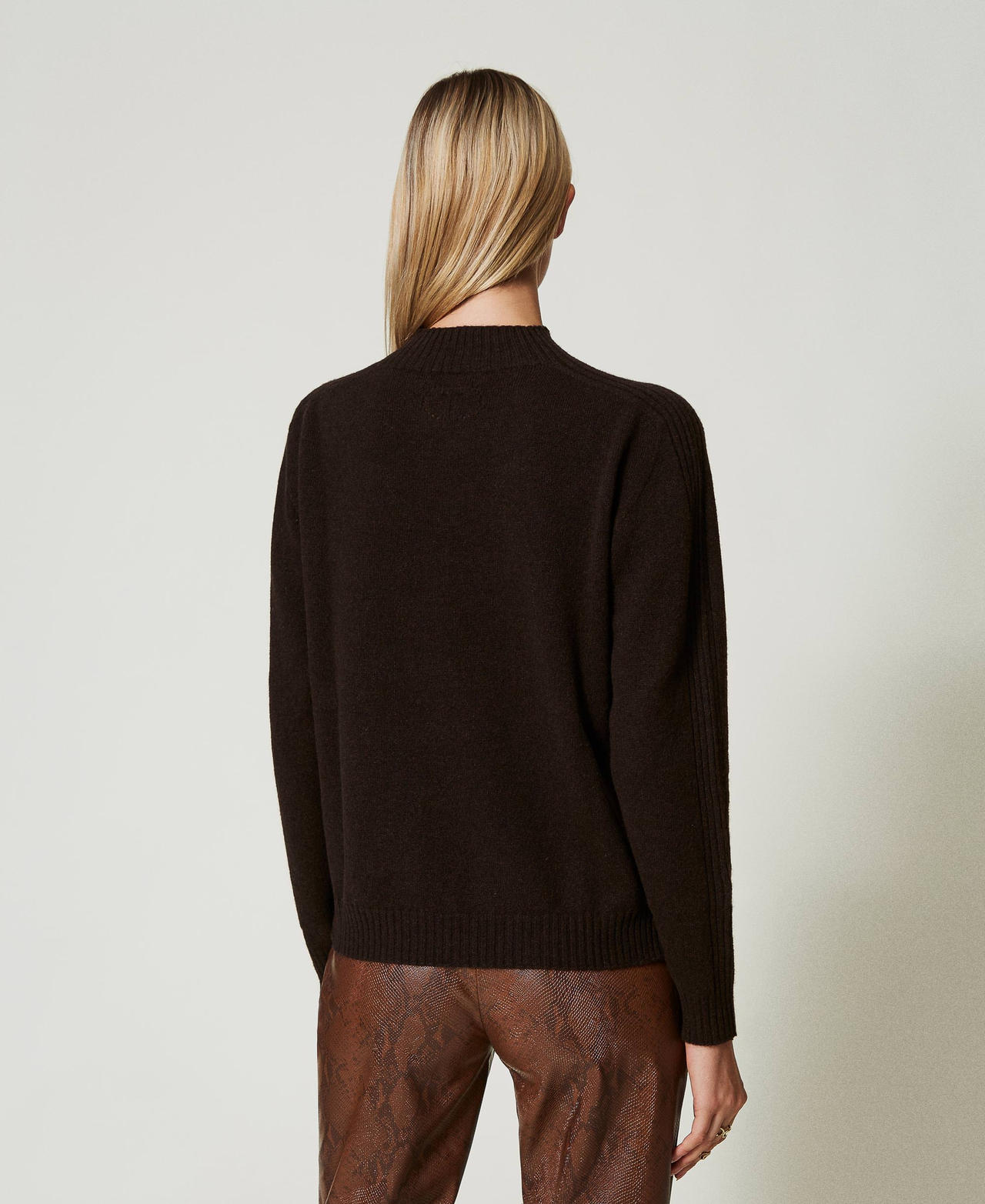 Cashmere turtleneck jumper Coffee Chocolate Woman 242TT3343_11946_03