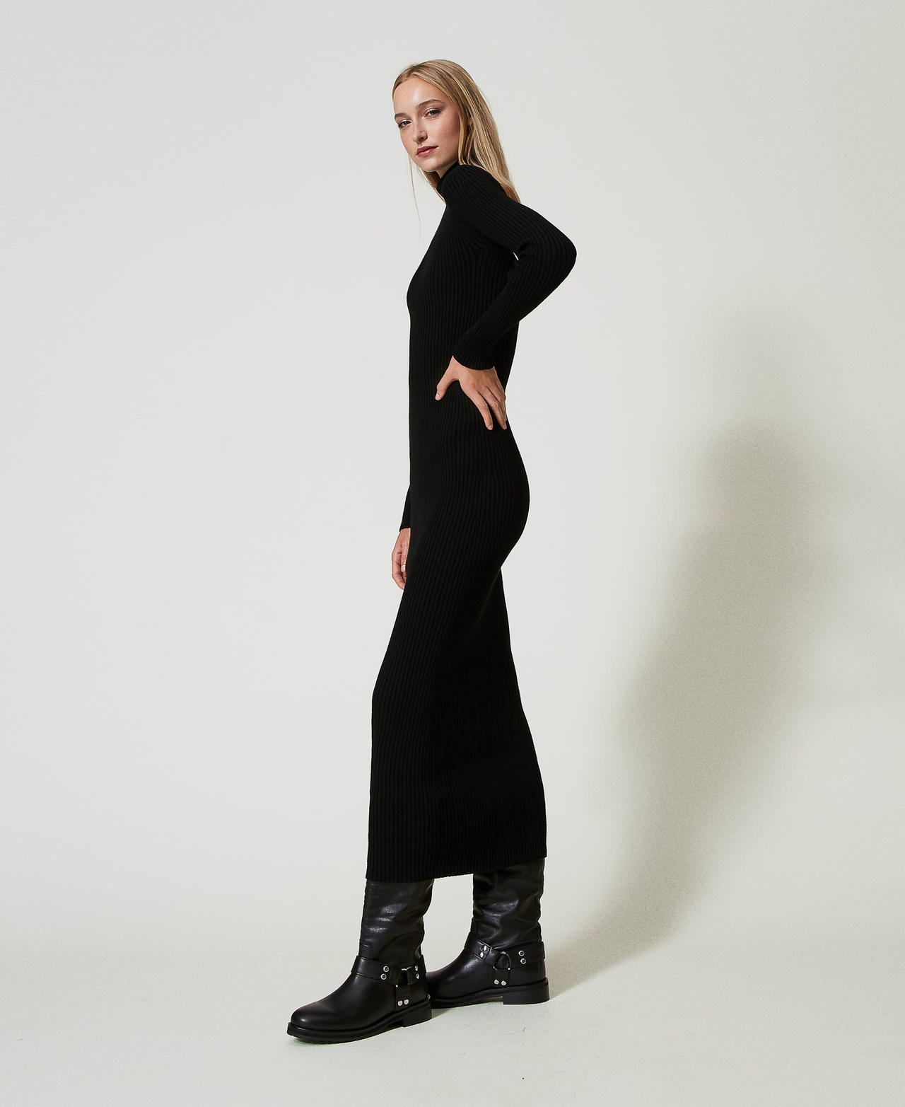 Long knit dress with cut-out