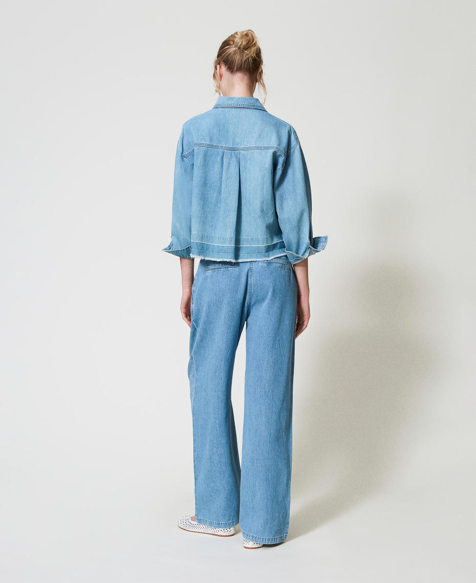 Wide-Leg-Jeans mit ganzflächigem Strass Denim hell Frau 251AP2341_03498_02
