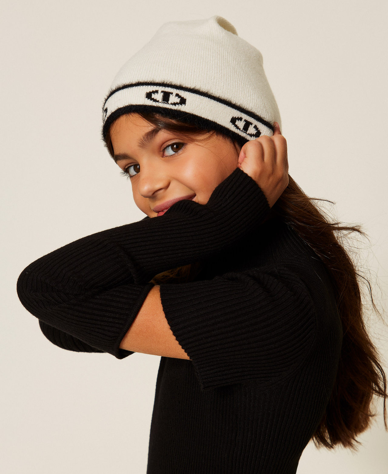 Dzianinowa czapka beanie z logo Oval T Dwukolorowy Off White / Czarny Dziewczynka 252GJ501H_10973_T0