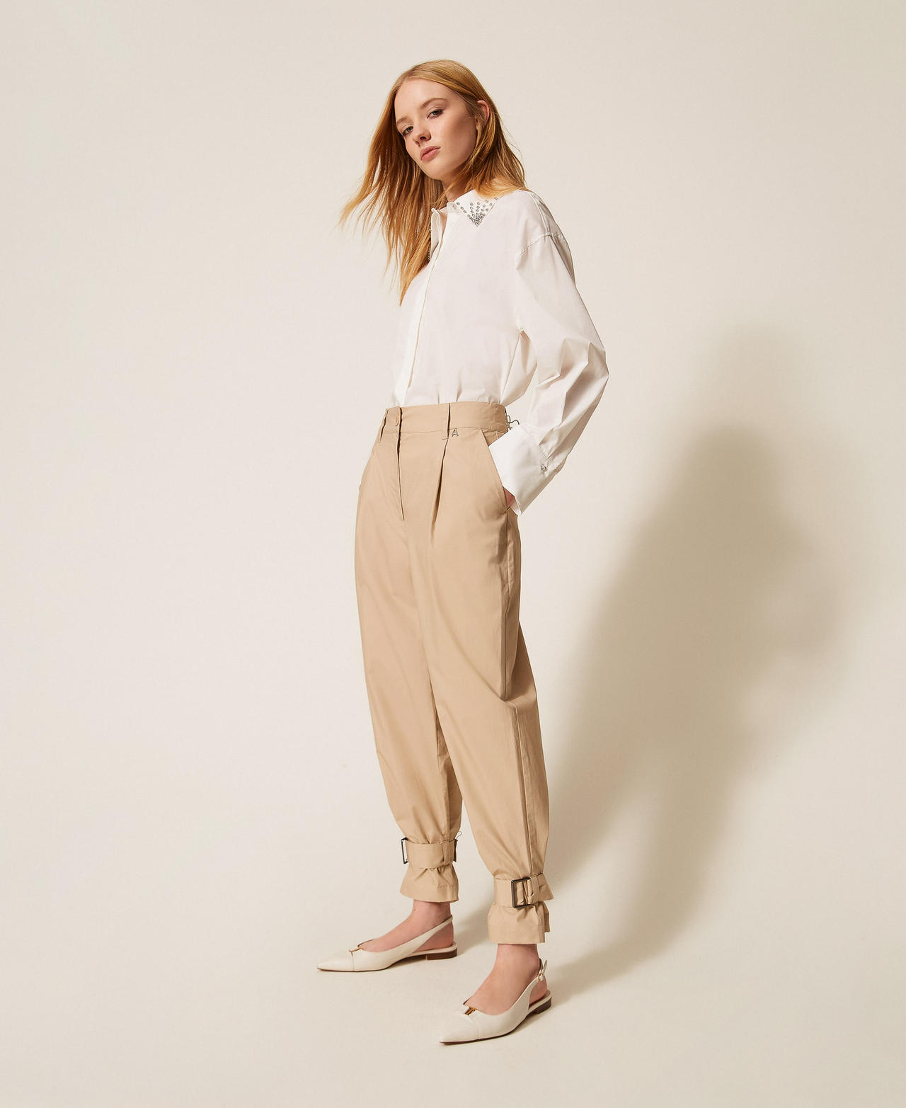 Hose aus recyceltem Popeline Safaribeige Frau 261AP208C_13191_02