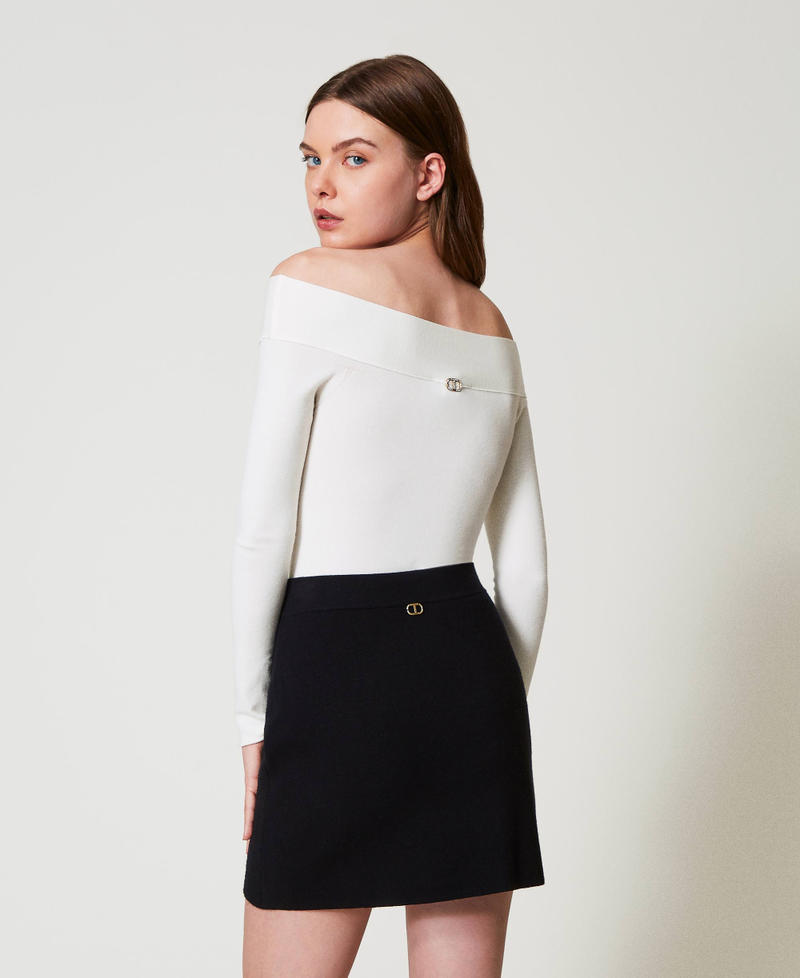 Nahtlos gearbeiteter Off-Shoulder-Strickbody Wei&szlig; Schnee Frau 232TN311J_00282_03