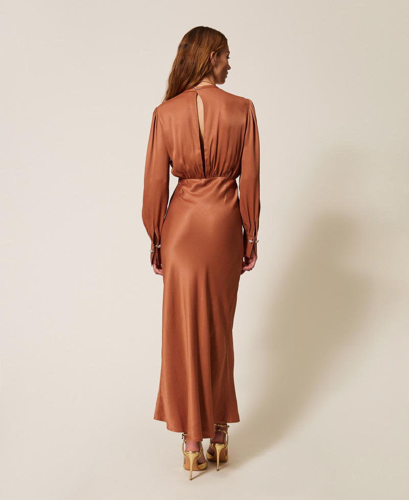 Langes Kleid aus Satin &bdquo;Mocha Mousse&ldquo;-Braun Frau 261TP2761_13168_03