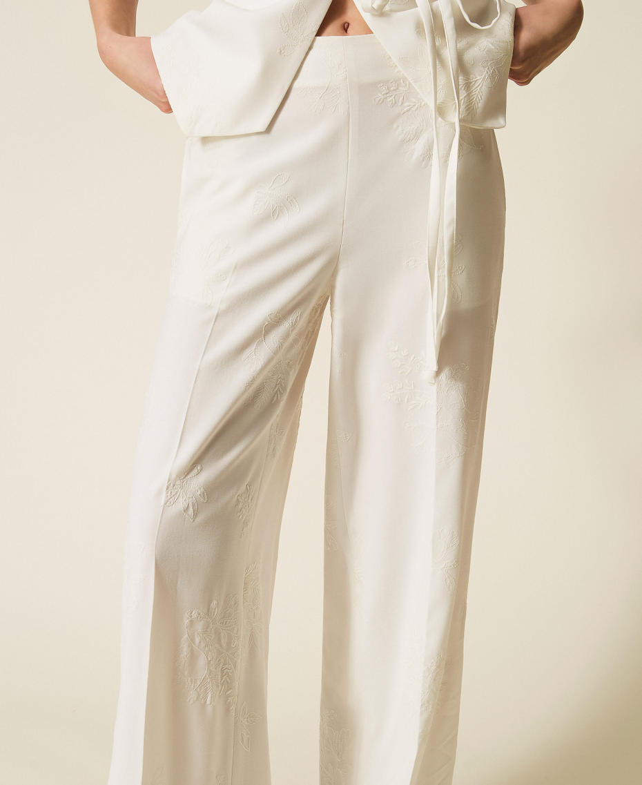 Bestickte Palazzo-Hose Lilie Frau 261TE2023_00381_04