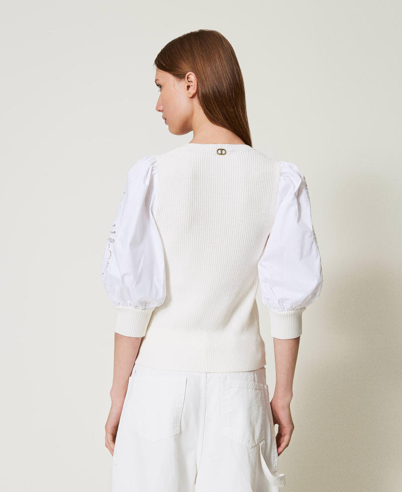 Maglia con maniche ricamate
