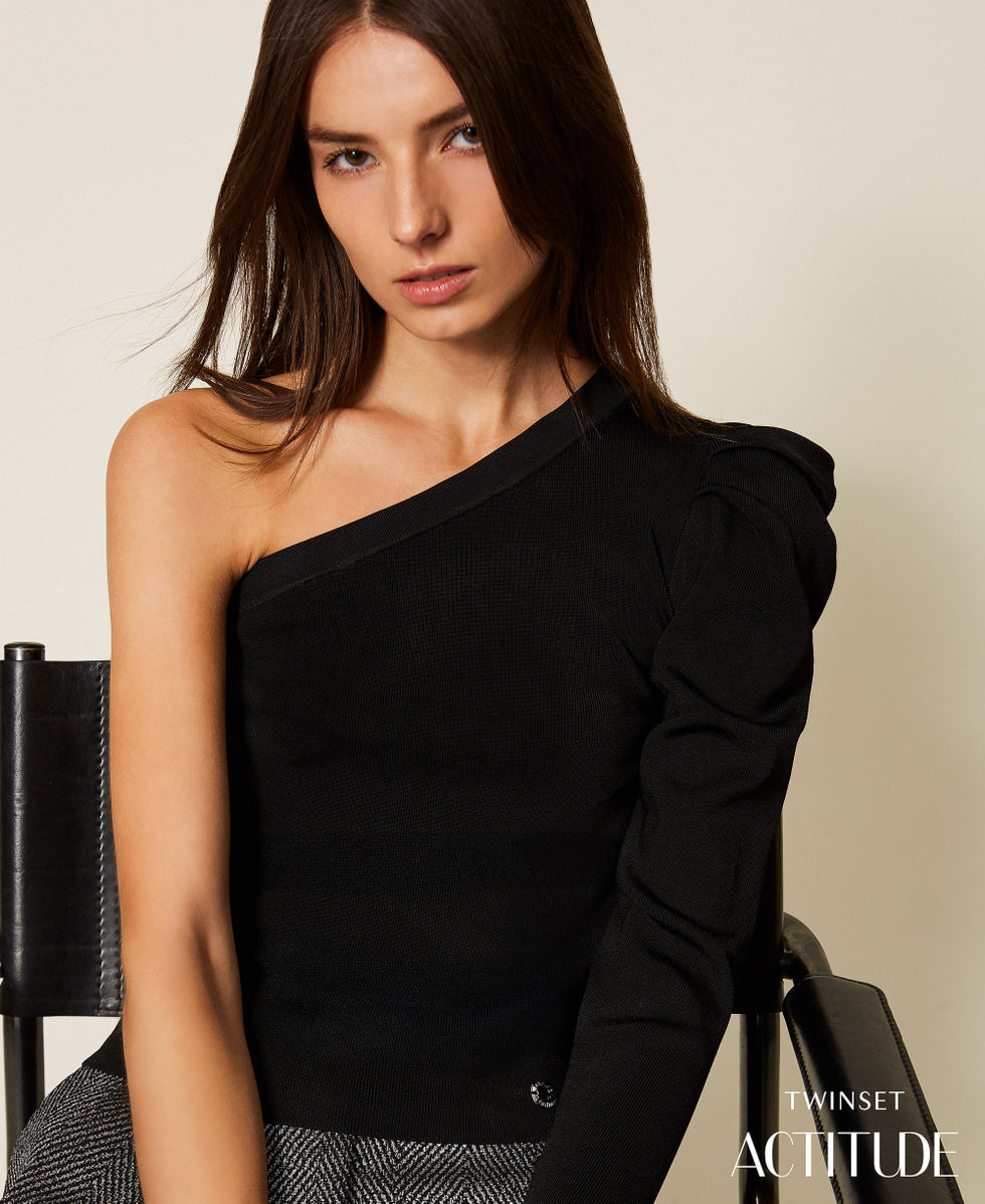 Einschultriger Pullover mit Raffung Schwarz Frau 252AT3011_00006_PA