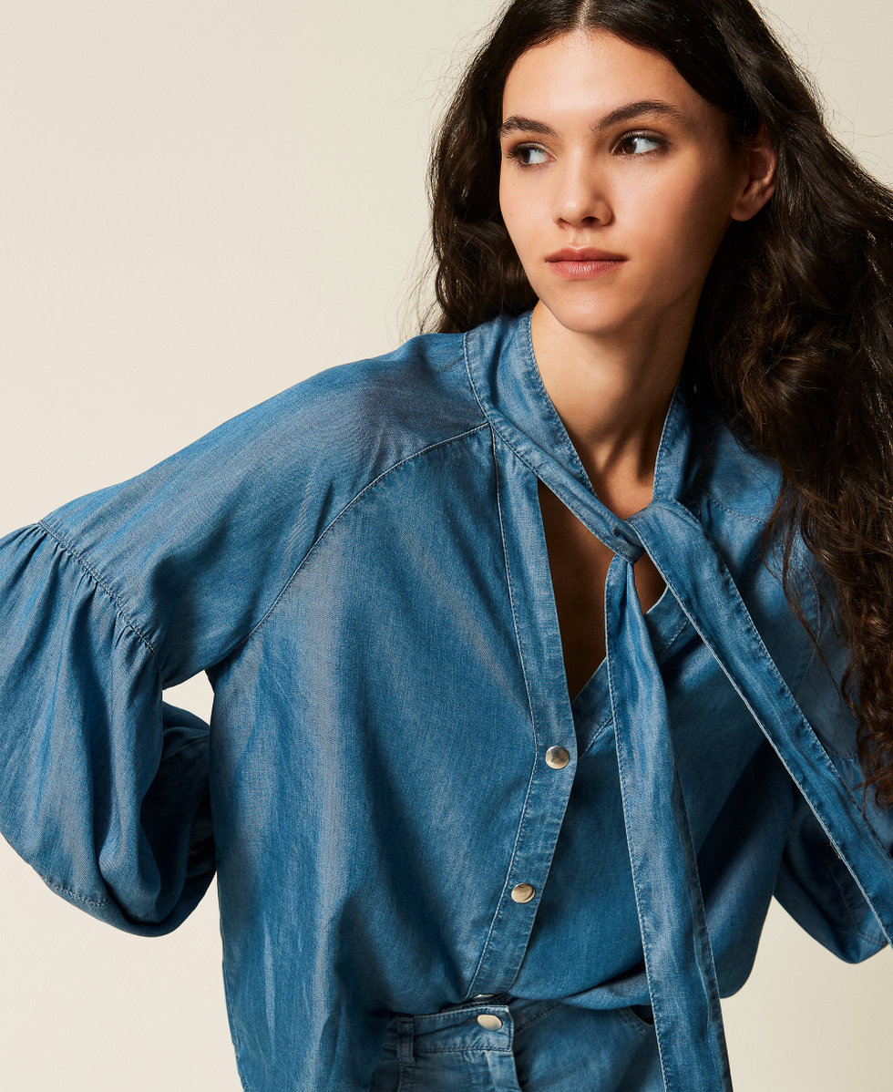 Jeansbluse mit Schleife Helles Denimblau Frau 261AT2054_07283_04