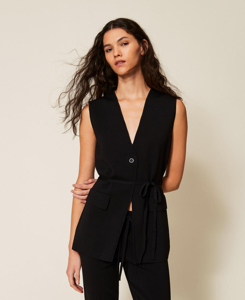 Fitted knit sleeveless jacket