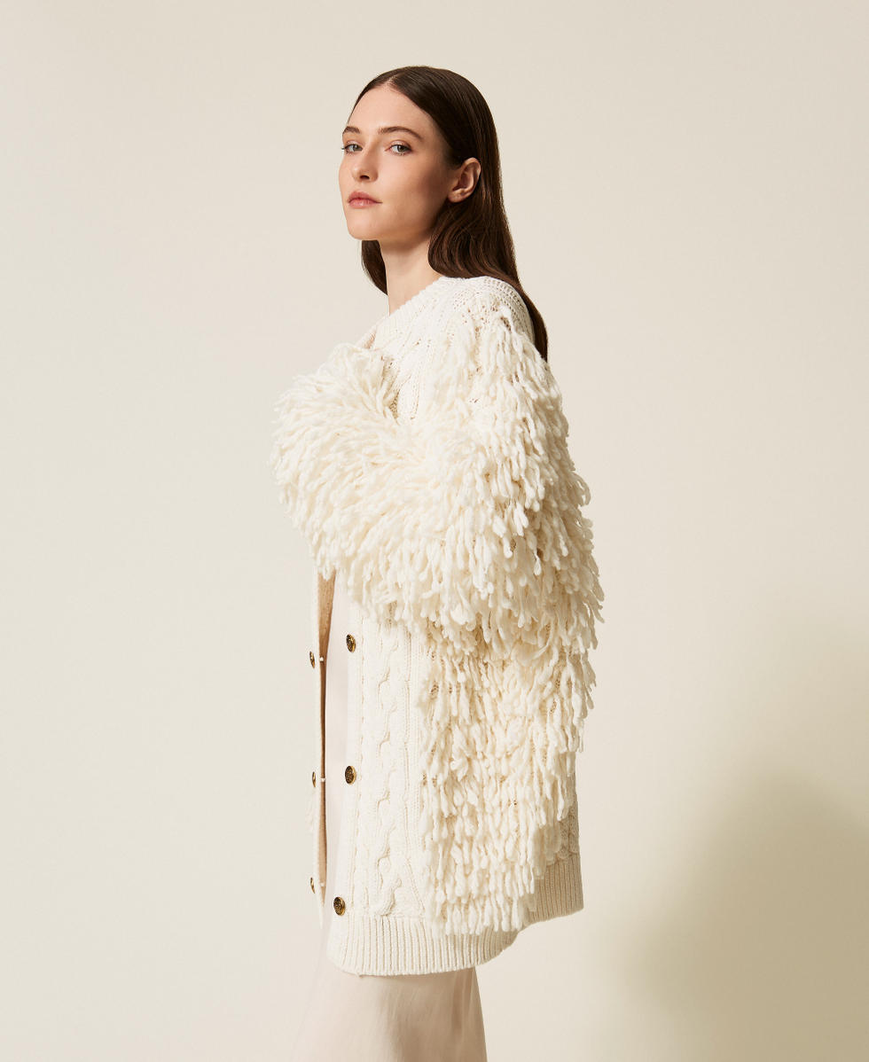 Cardigan en laine m&eacute;lang&eacute;e avec torsades