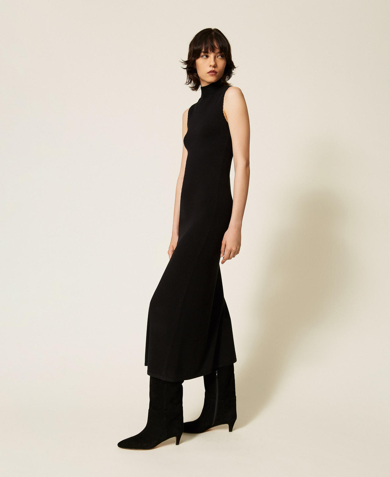 Maxi-Strickkleid mit H&auml;keldetails Schwarz Frau 262TP3032_00006_02
