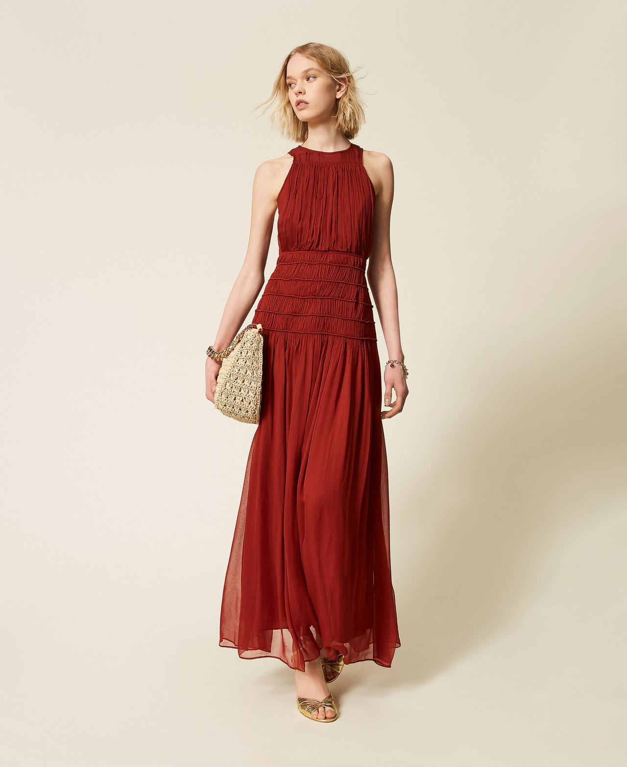 Robe longue sans manches en crépon