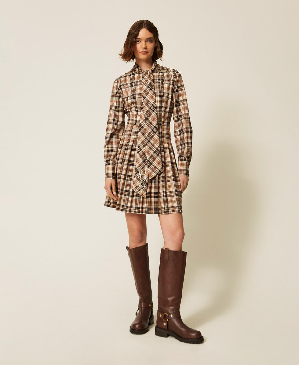 Robe courte en flanelle tartan avec broderie