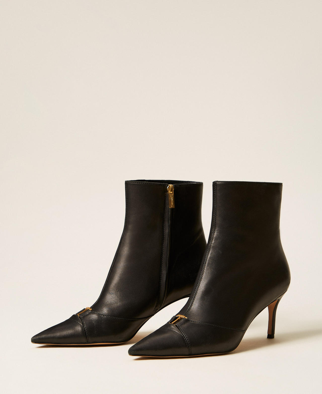 Stivaletti in pelle con logo Nero Donna 262TCP01E_00006_02
