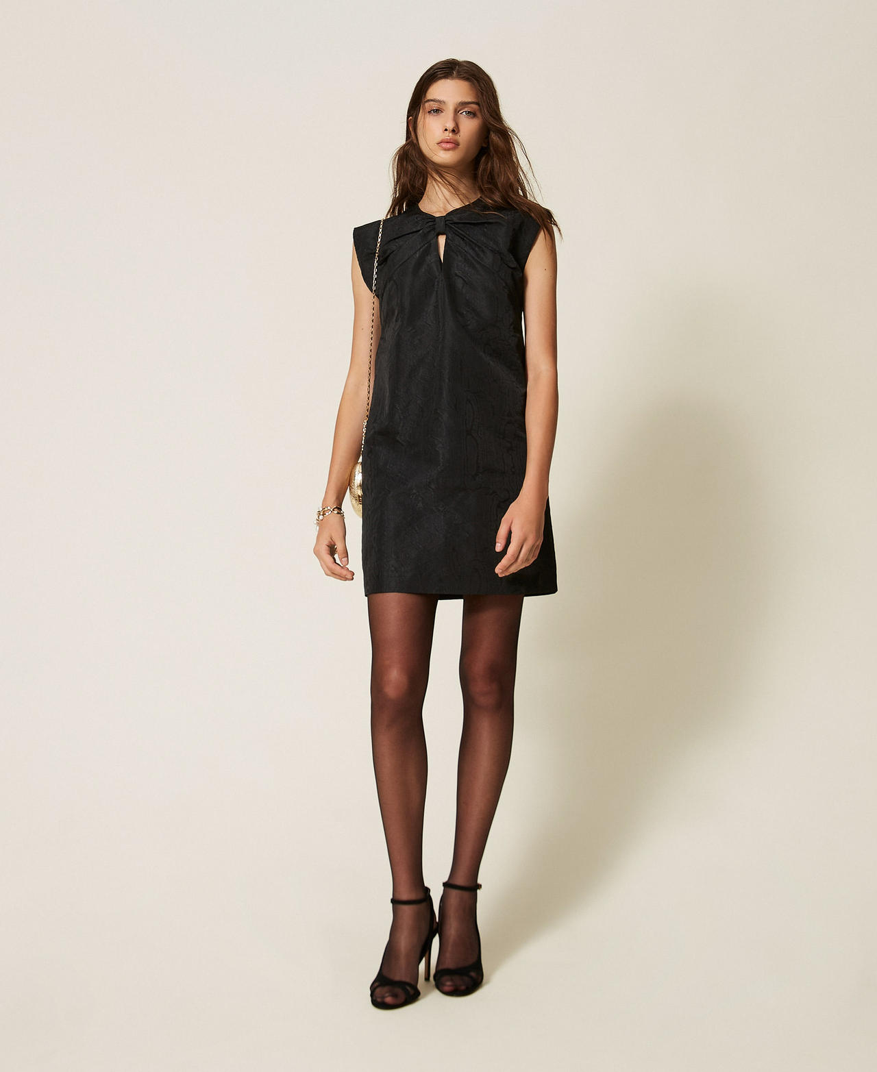 Robe courte en tissu moiré avec naud