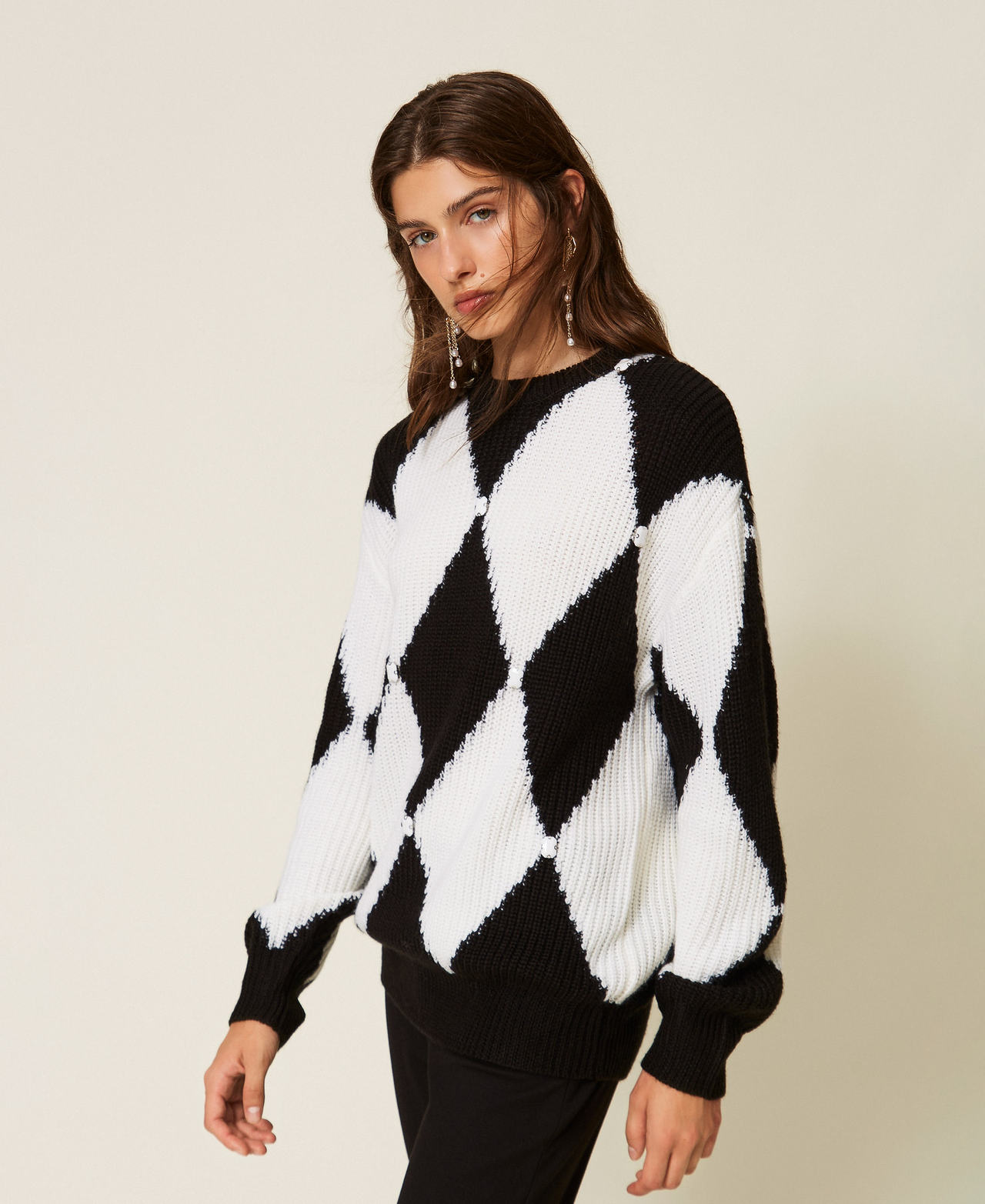 Pullover aus Wollmischung mit Rhomben und Stickerei Zweifarbig Schwarz / Schneewei&szlig; Frau 262AT3020_02741_02