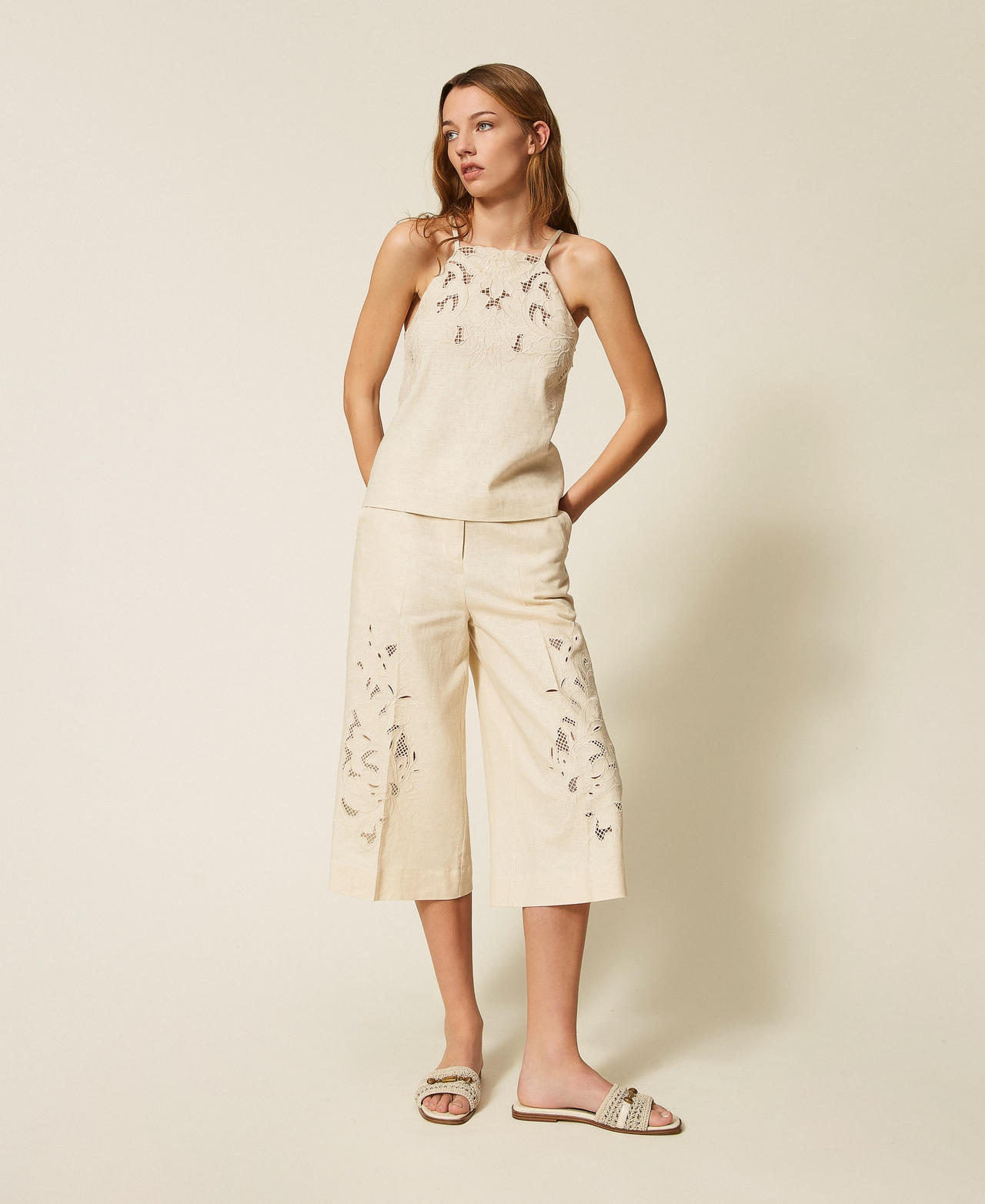 Pantalon cropped en lin mélangé avec broderie
