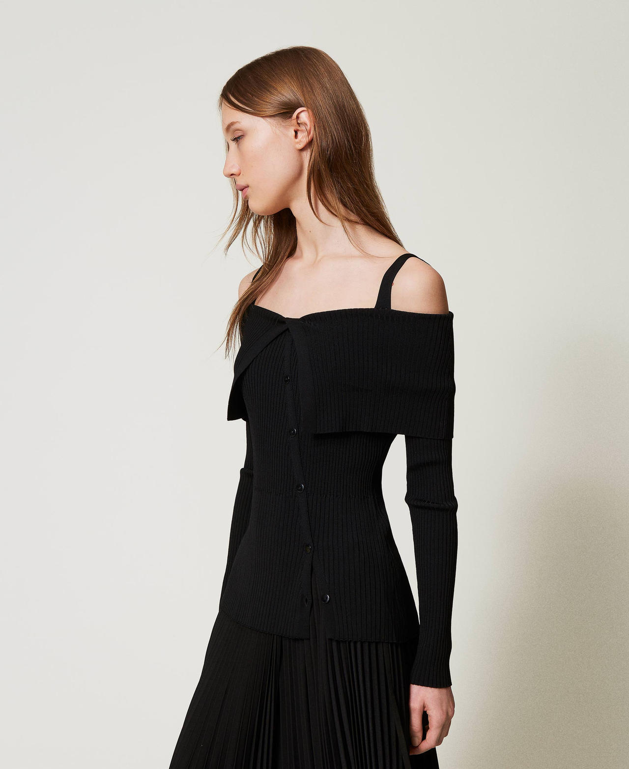 Figurbetonter Off-Shoulder-Pullover Schwarz Frau 251TP3031_00006_02