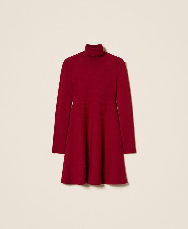 Vestido corto de punto con cuello alto