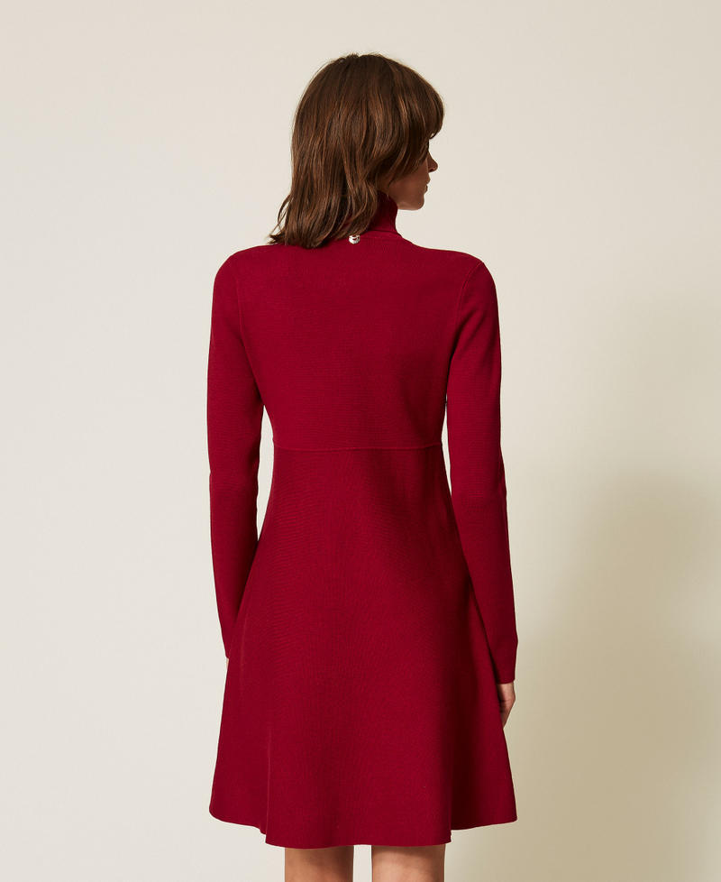 Kurzes Strickkleid mit Stehkragen "Rhabarberrot" Frau 262AP3110_13643_03