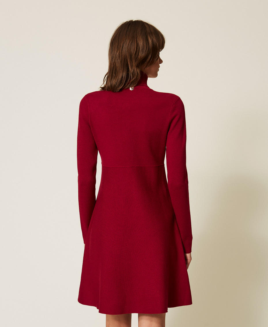 Kurzes Strickkleid mit Stehkragen "Rhabarberrot" Frau 262AP3110_13643_03
