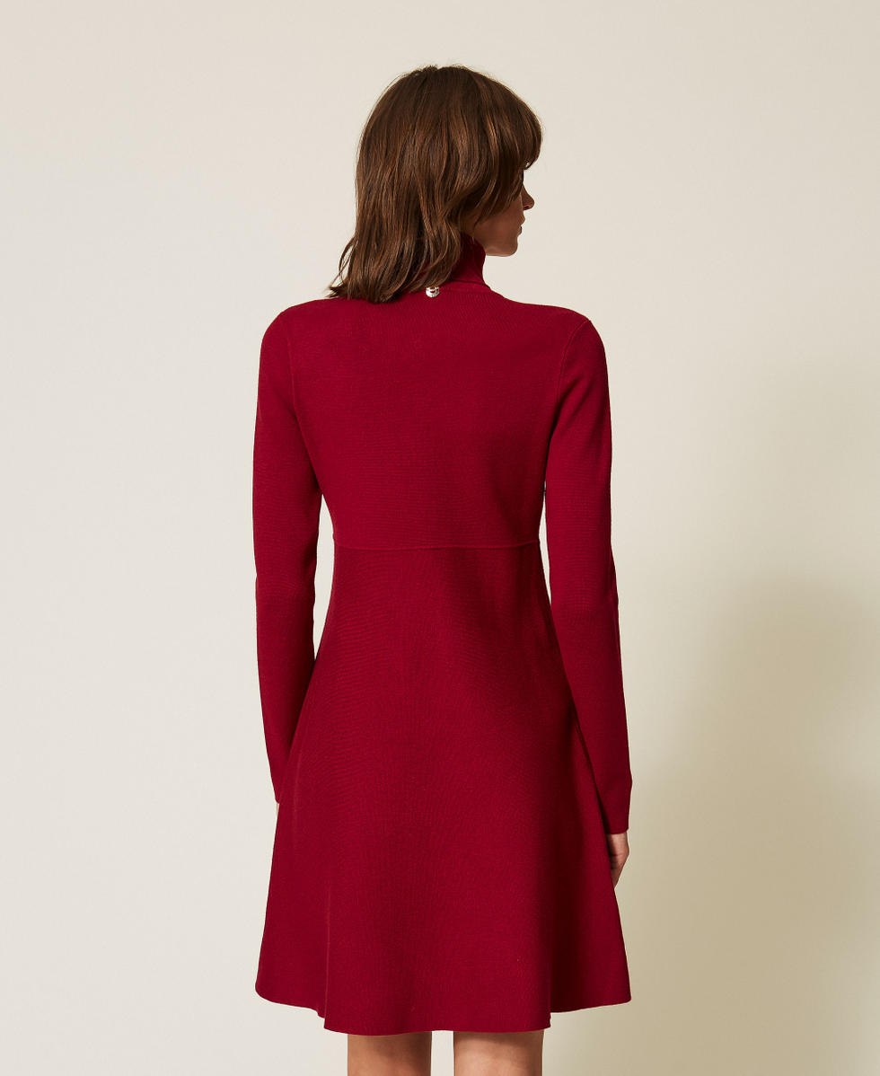 Kurzes Strickkleid mit Stehkragen "Rhabarberrot" Frau 262AP3110_13643_03