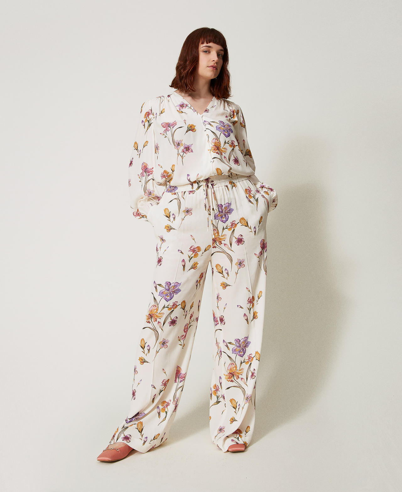 Cr&ecirc;pe de Chine floral trousers with elasticated waist Multicolour/Mother of Pearl Iris Print Woman 251TP2776_12329_01