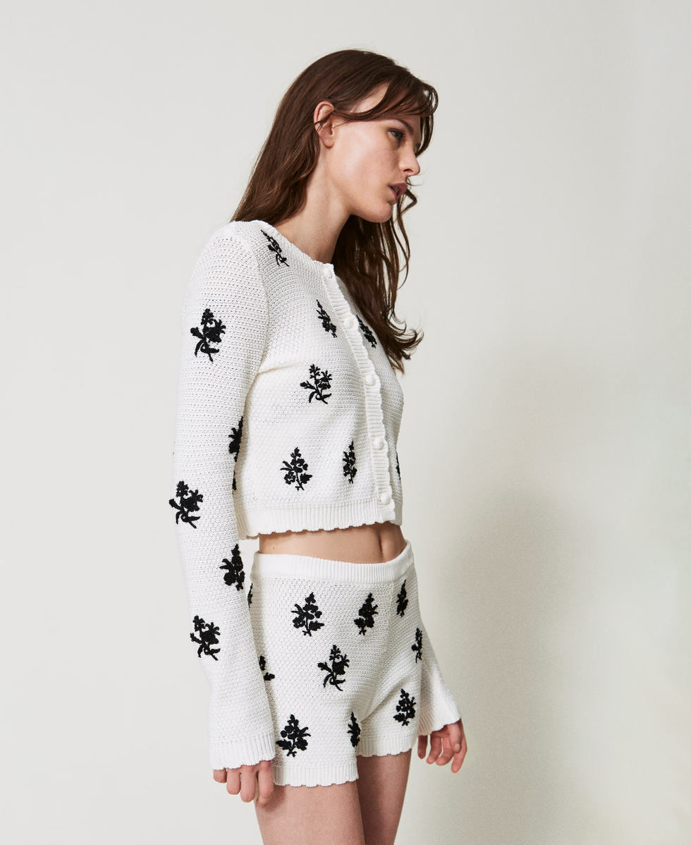 Cardigan mit Stickblumen "Schneewei&szlig;"-Wei&szlig; Stickerei Schwarz Frau 251TT3250_12452_02