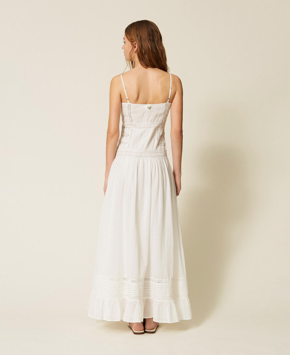 Langes Kleid aus Musselin mit Spitze und Volant Mattwei&szlig; Frau 261LM2HGG_00526_03