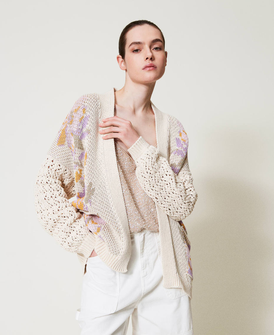 Cardigan aus Jacquard-Strick mit Blumendessin Flowers-Jacquard, schneewei&szlig; Frau 251TP3610_12359_01