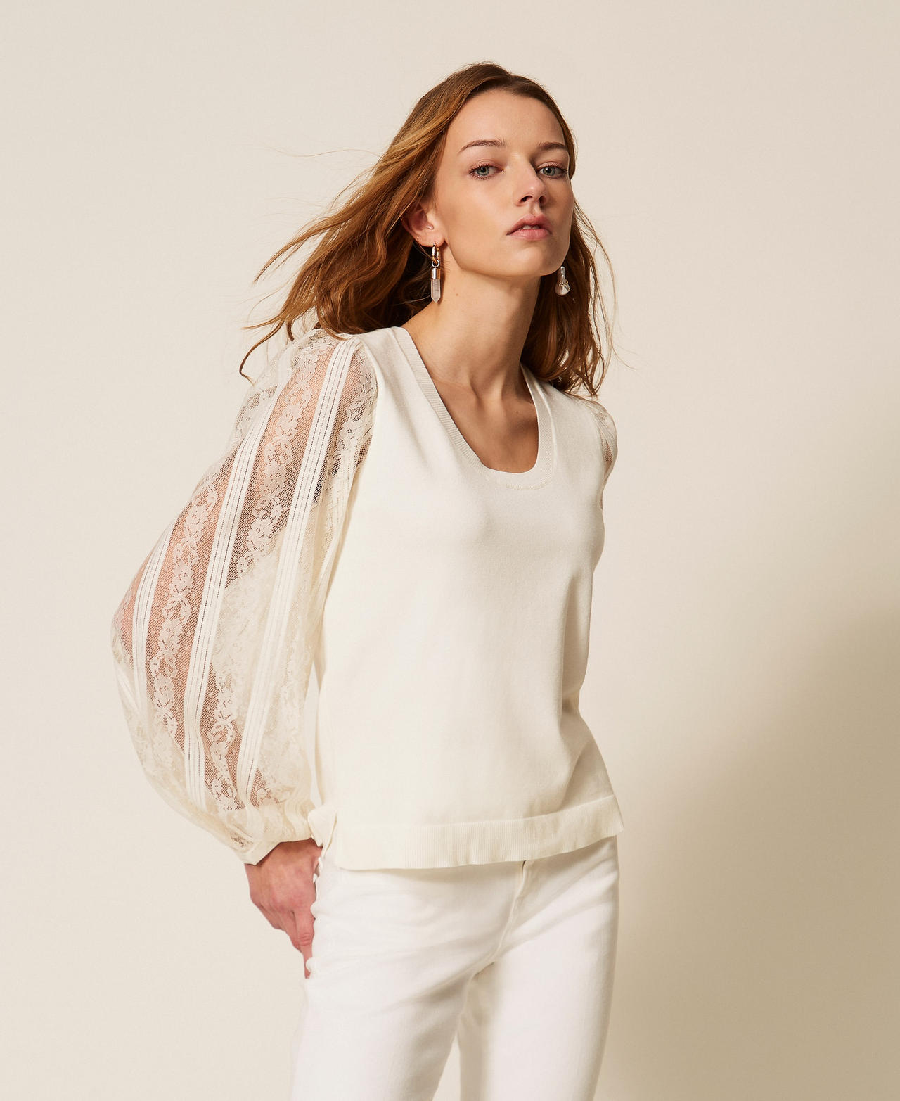 Pull avec manches en dentelle