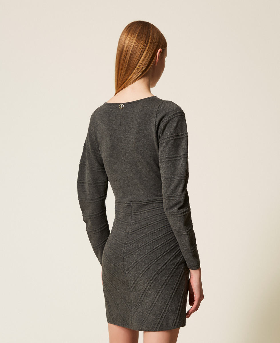 Kurzes Strickkleid mit erhabenem Dessin Mittelgrau-Melange Frau 252TP3133_12609_04
