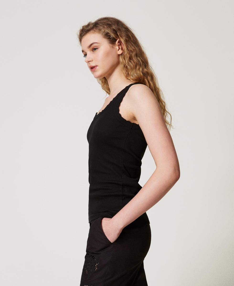 Fitted ribbed top with lace