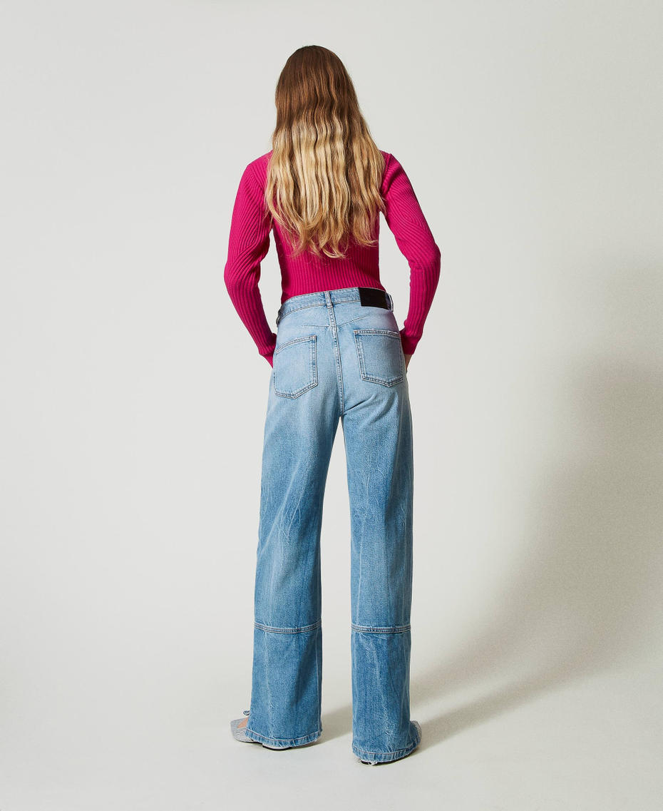 Wide-Leg-Jeans mit Teilungsnähten Helles Denim Frau 242AT2272_11453_03