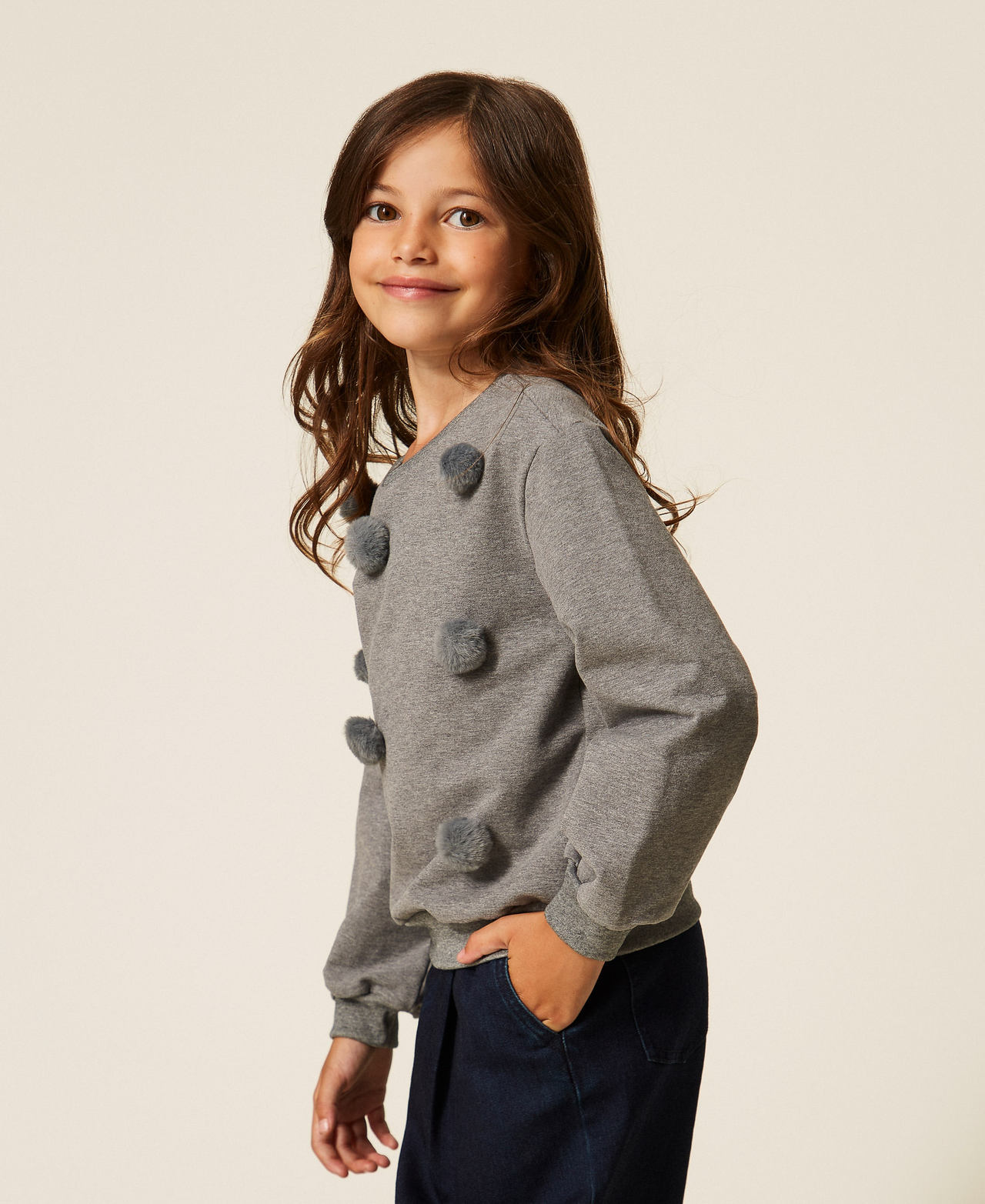 Sudadera baby con pomp&oacute;n en pelo sint&eacute;tico Gris Claro Jaspeado Ni&ntilde;a 262GB2030_12837_02