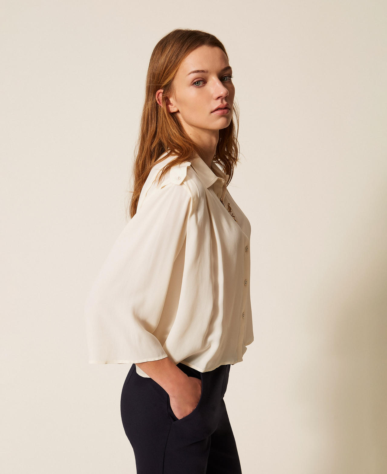 Koszula cropped z krepdeszynu Macica perłowa Kobieta 261TP2460_00059_02